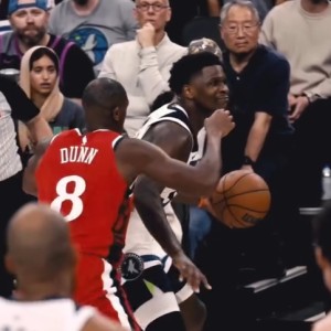 亚博游戏官网-顶级气质！爱德华兹看到小琼斯上前包夹微微一笑 后强行跳投命中