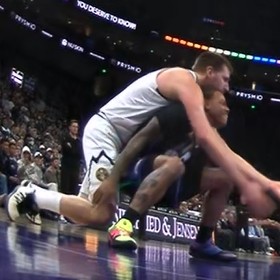 亚博游戏官网-这谁顶得住啊！基昂特·乔治被260斤的约基奇压在身上 表情狰狞！